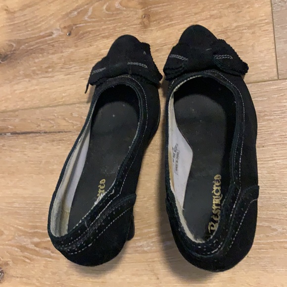 Restricted black heels, white stitching. Bow accent. Sz 8. - Picture 3 of 6